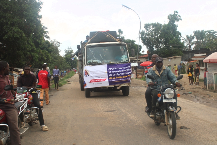 Kisangani : APLTP et les agents de la première ligne en caravane motorisée pour sensibiliser contre la traite des personnes.