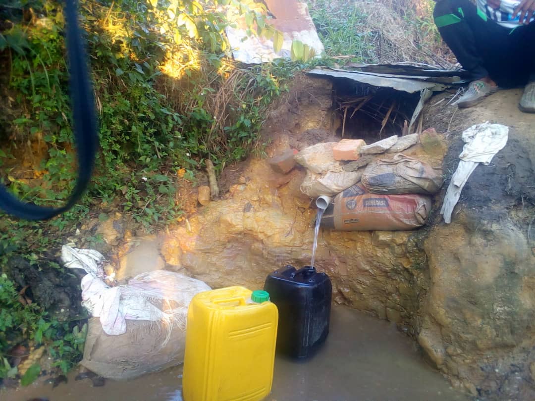 Kisangani : Les habitants de la cité Lupia consomment l’eau impropre, constat amer de l’hon. Bienvenu Bolonge.